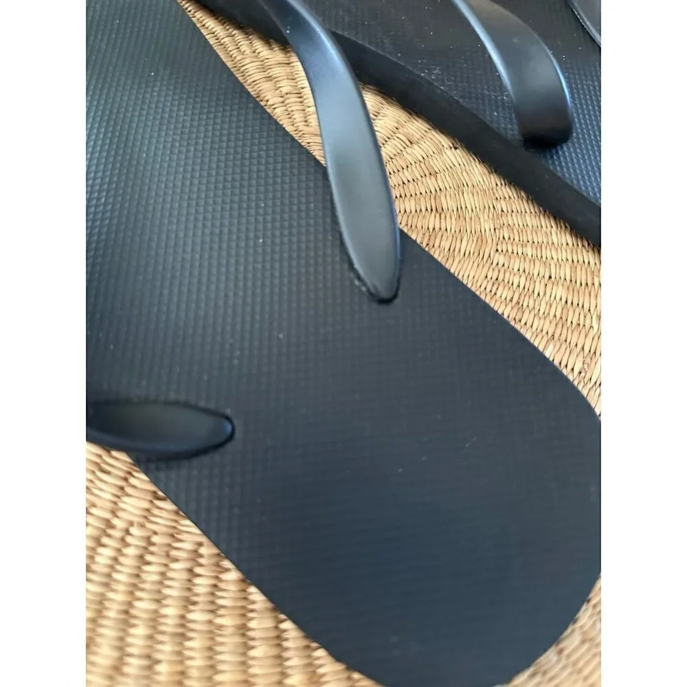 Old Navy Men’s size Large 10/11 black flip flops
